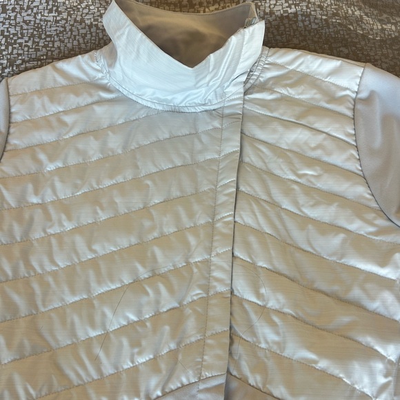 Nike Womens Essential Puffer-Panel Running Jacket, Size Large, Color is grey. - Picture 4 of 10